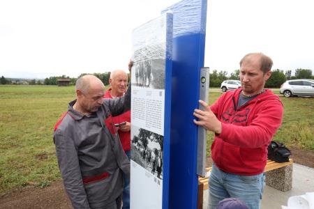 POSTAVITEV TABLE OB KOLESARSKI STEZI 03 FOTO LJUBO VUKELIČ